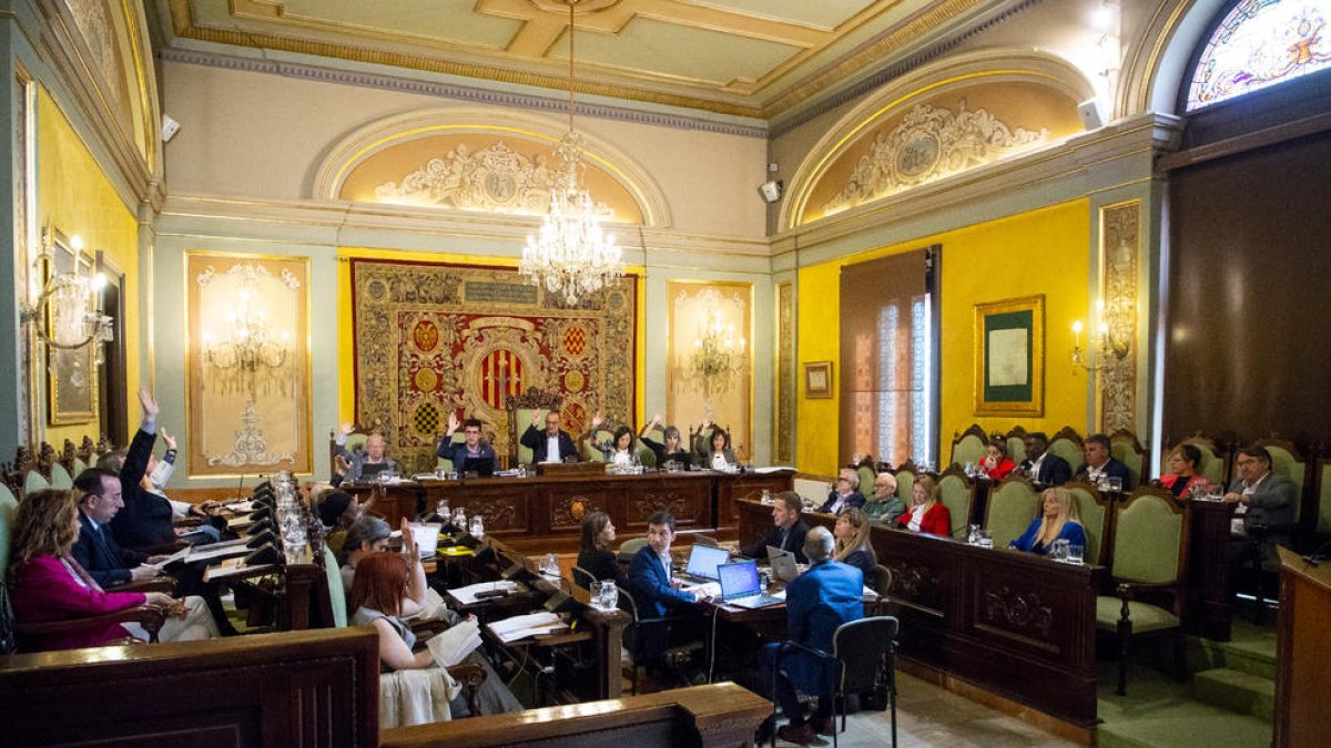 El pleno de ayer fue más largo de lo habitual y duró siete horas, acabando a las cuatro de la tarde.