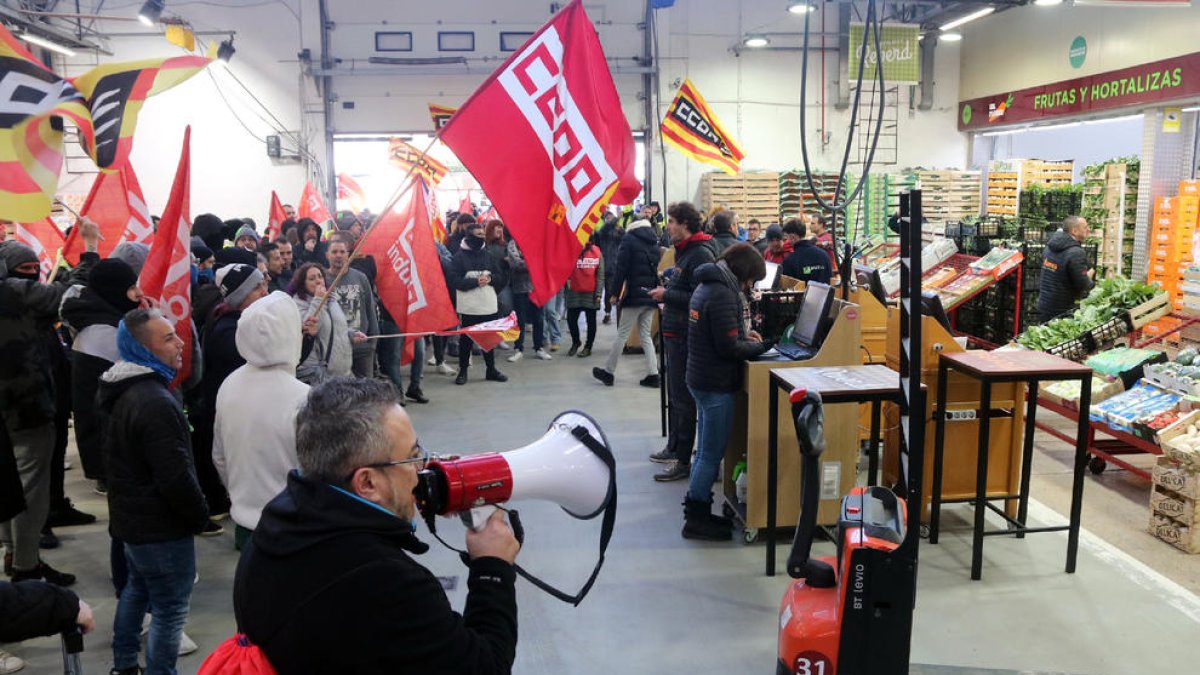 Personal en vaga convocat per Comissions Obreres, ahir a Mercabarna.