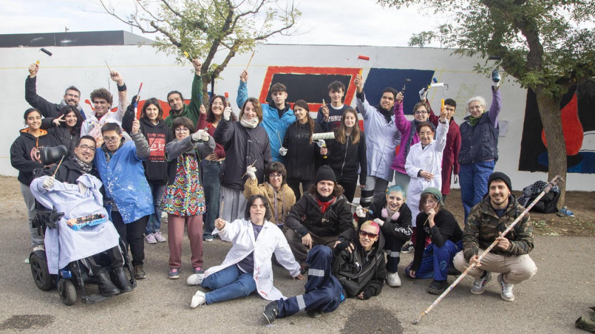Alumnes de l’Escola Ondara i usuaris de l’Associació Alba van pintar ahir un nou mural.