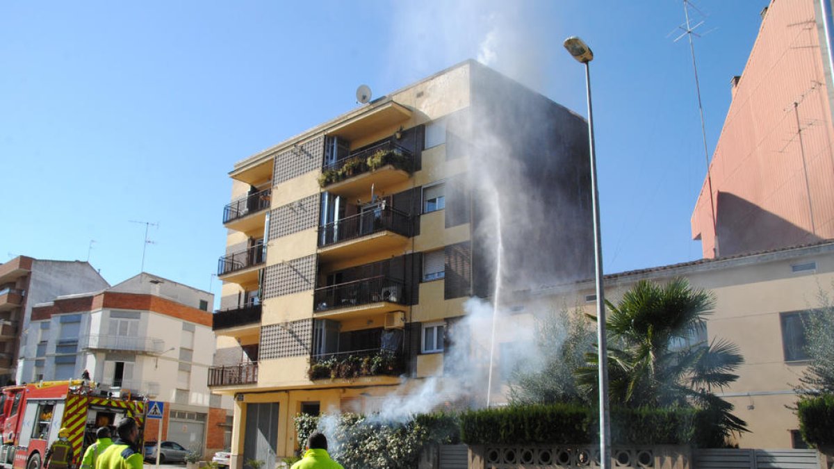 Los servicios de emergencias, ayer en la extinción del incendio.