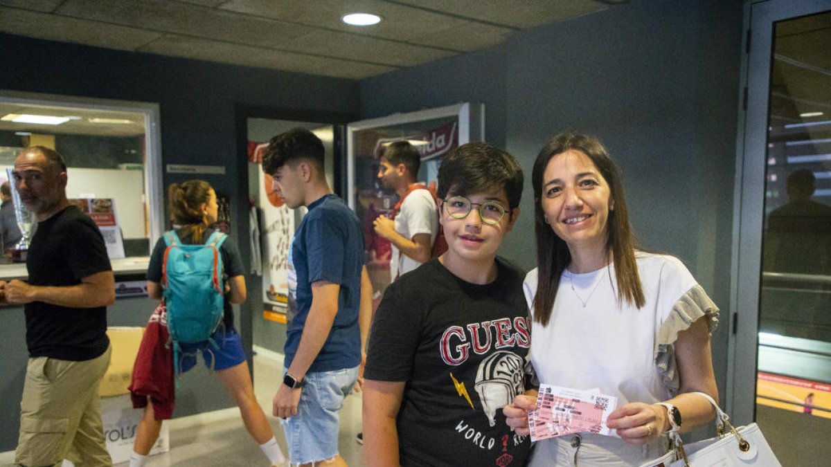 Aficionats del Força Lleida posen amb les localitats que ahir van adquirir per al duel d’aquesta nit.
