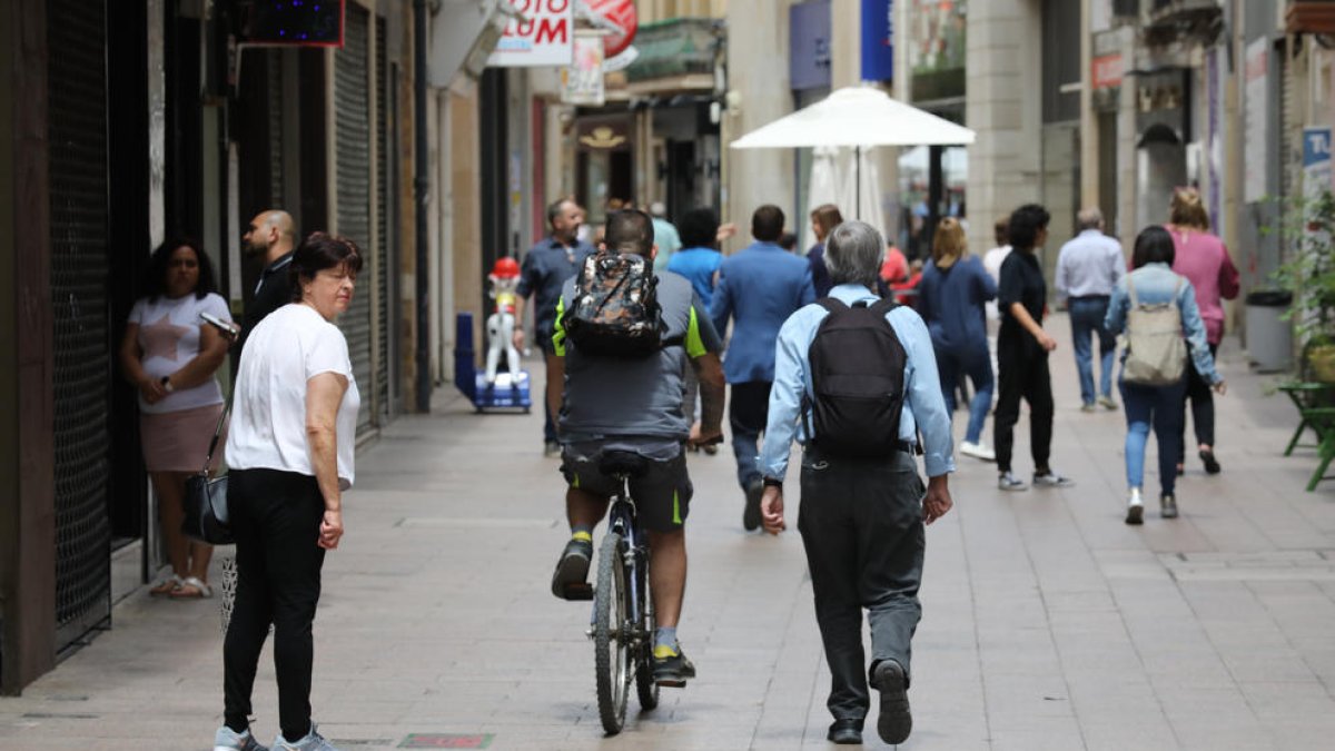 Un ciclista por el Eix Comercial durante el día, lo que vulnera la ordenanza de movilidad,