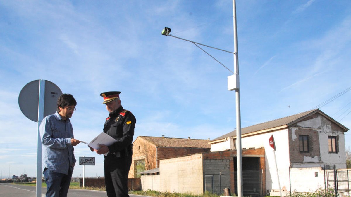 Francesc Balcells y Roderic Moreno, en la carretera de Fondarella donde se ha colocado una cámara.