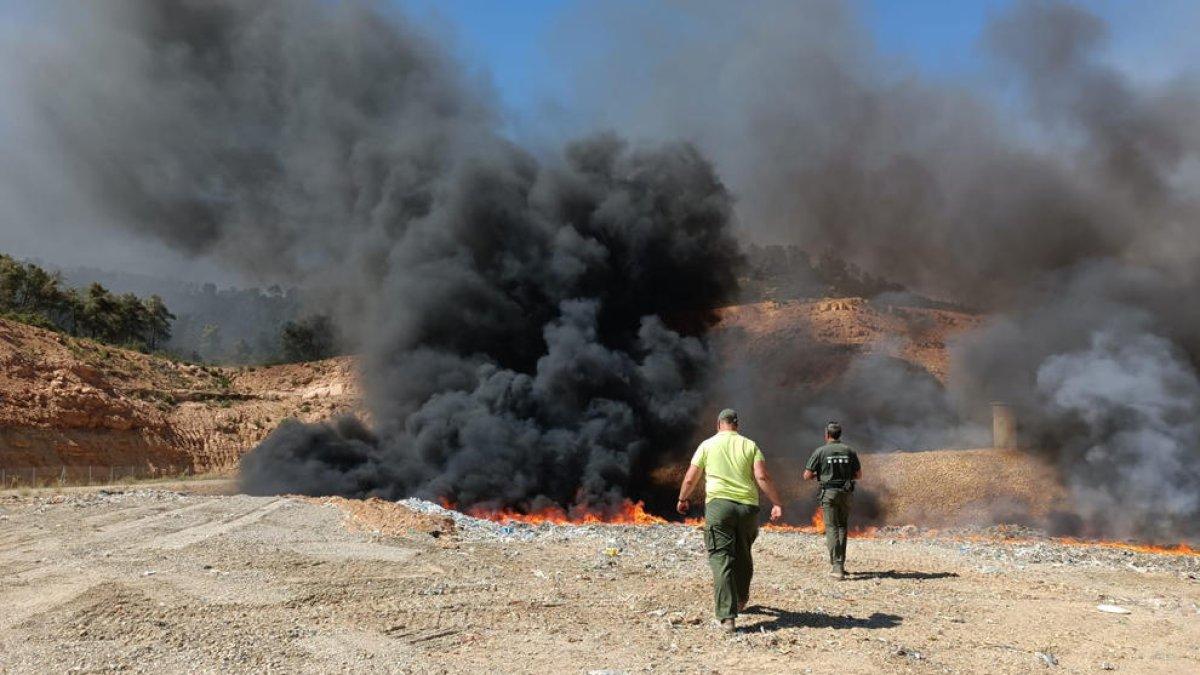 Una gran columna de humo tras el incendio declarado ayer en el vertedero de Riba-roja.