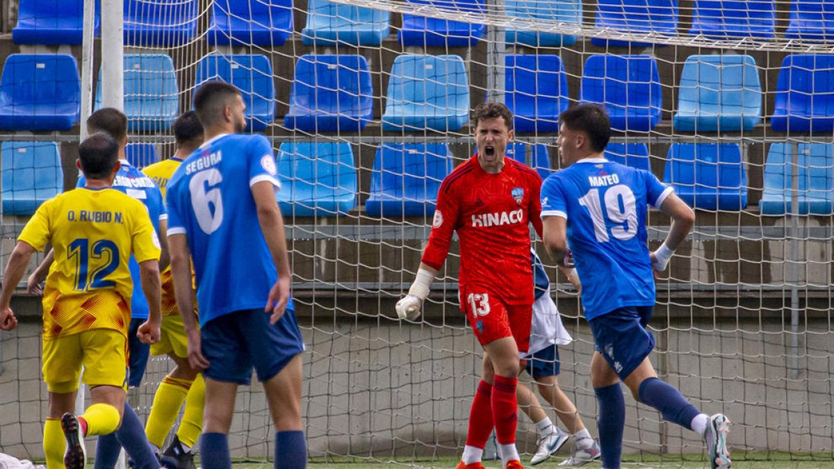 Iñaki Álvarez celebra amb un gest de ràbia que acaba d’aturar el penal amb què va ser castigat el Lleida.