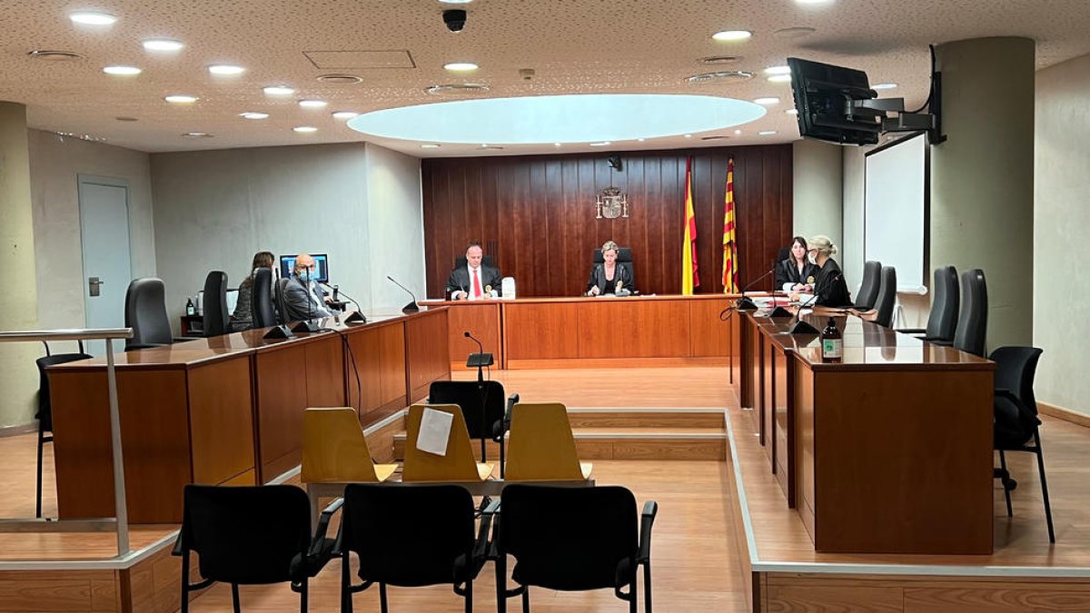 La Audiencia de Lleida, con los jueces, la fiscal y el abogado de la defensa pero sin el acusado, que no se ha presentado, en el juicio por intento de homicidio.