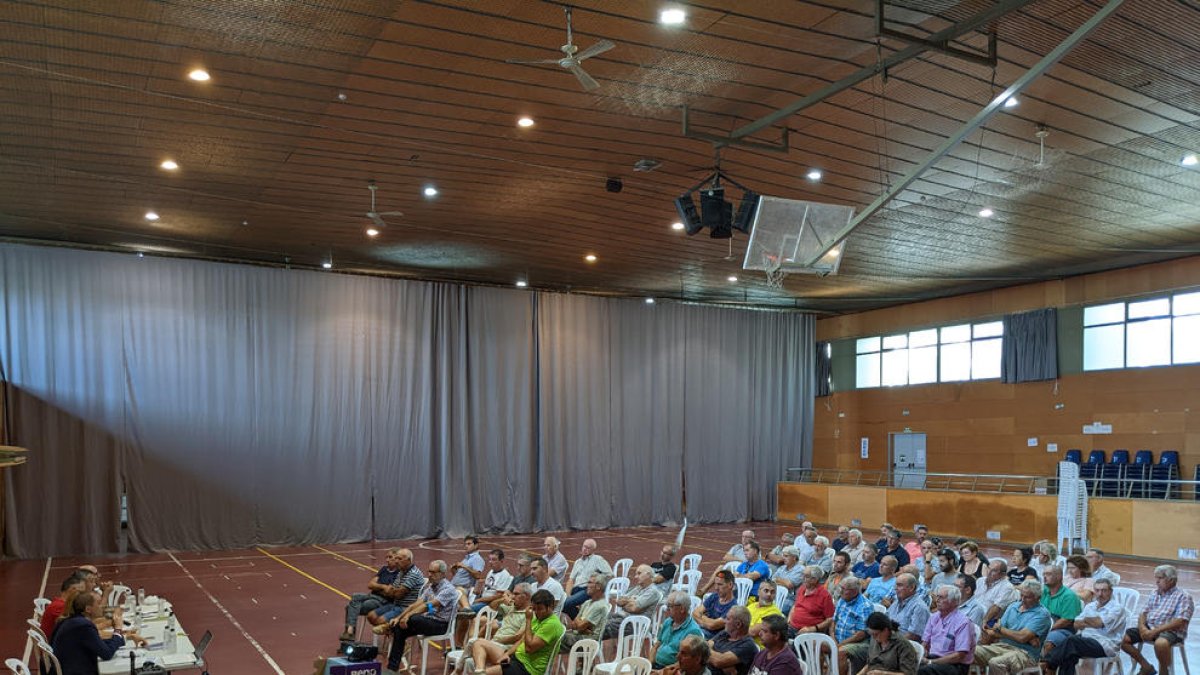 La reunion de los regantes de las cinco comunidades afectadas el miércoles en Aitona.