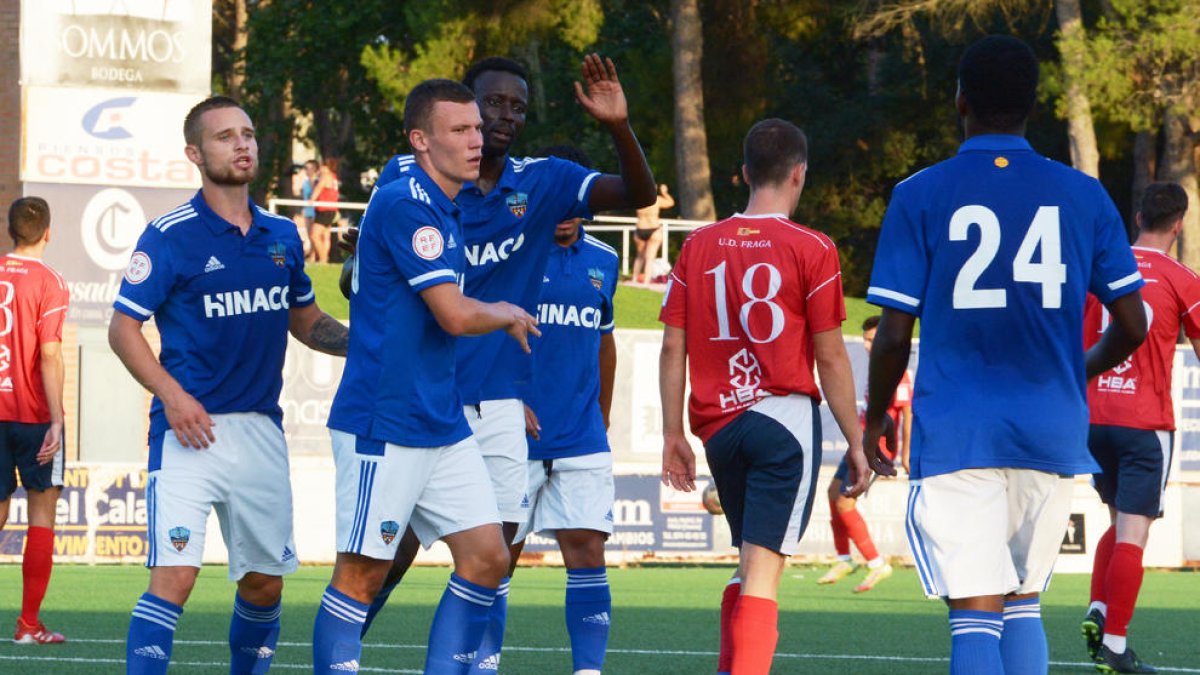 Els jugadors del Lleida celebren el primer gol del partit d’ahir, obra de Danylo Hontxaruk.