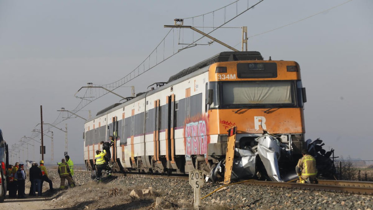 El momento en el que los servicios de emergencia ayudaban a los pasajeros a bajar del tren.