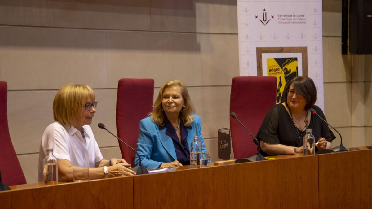 Montse Sanjuan y la periodista de SEGRE Anna Sàez abrieron la entrevista a la premiada Carme Riera.
