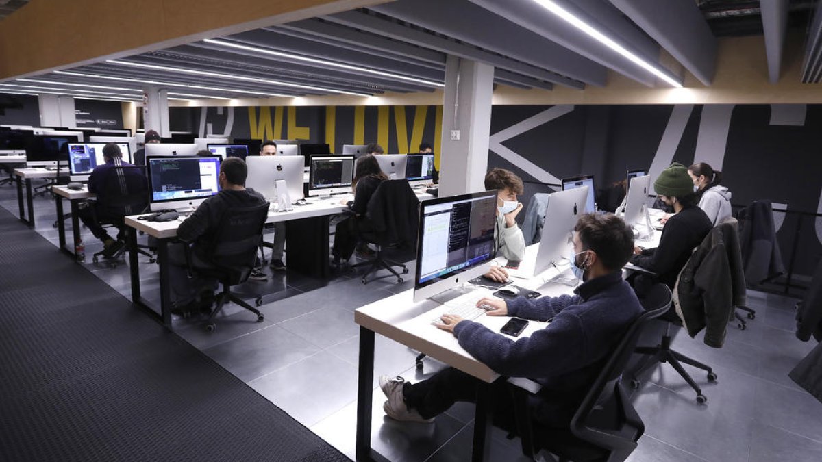 Cada estudiante aprende a su ritmo en el campus 42 Barcelona, que está abierto 24 horas.