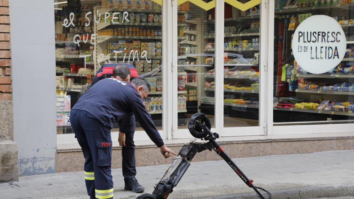 Estat en què va quedar el patinet elèctric que va explotar al carrer Templers de Lleida al març.
