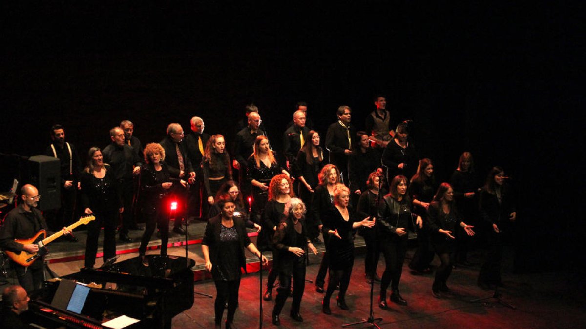 El 'Christmas & Hits' de l'Orfeó Lleidatà triomfa a l'Ateneu de Tàrrega
