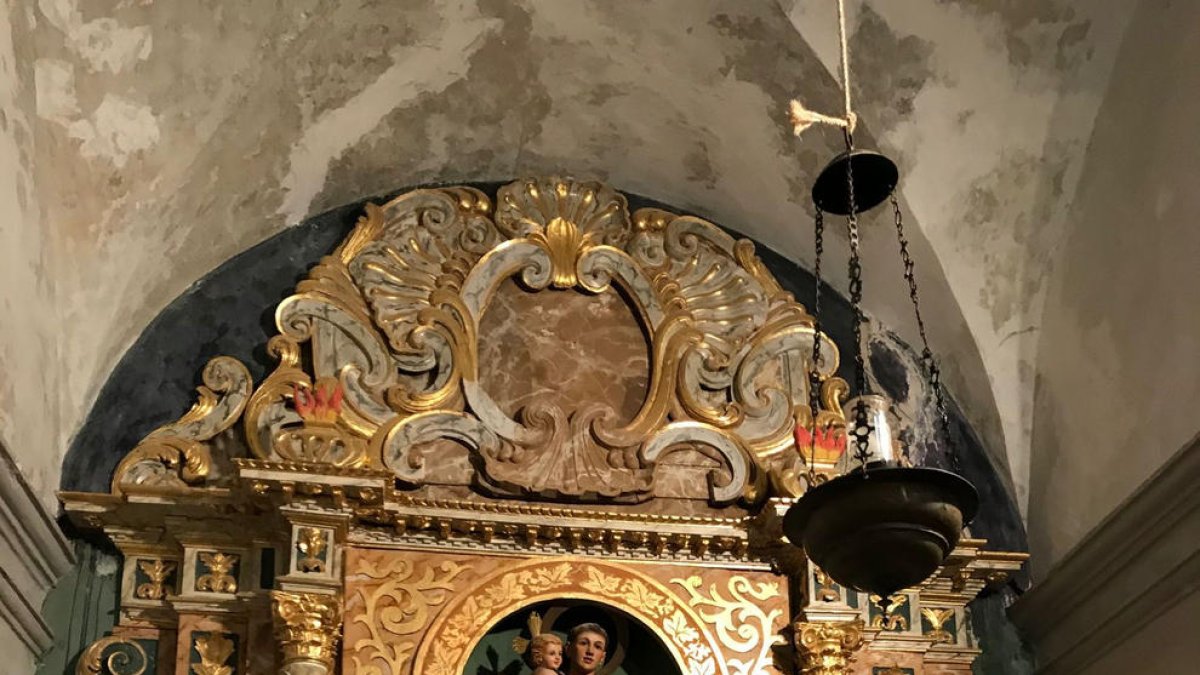 Dos imatges del retaule de Sant Antoni de l’església de Palau de Noguera, al Pallars Jussà, abans i després de la restauració.
