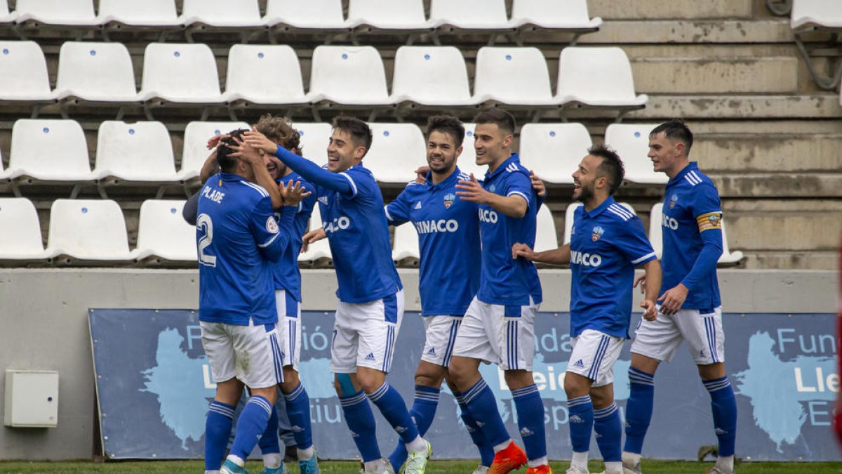 Figueras, centro, celebra con compañeros un gol el pasado domingo.