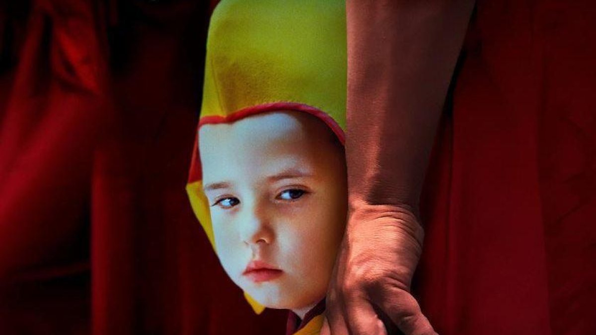Cartell del documental amb una imatge del petit Osel, vivint en un monestir del Tibet.