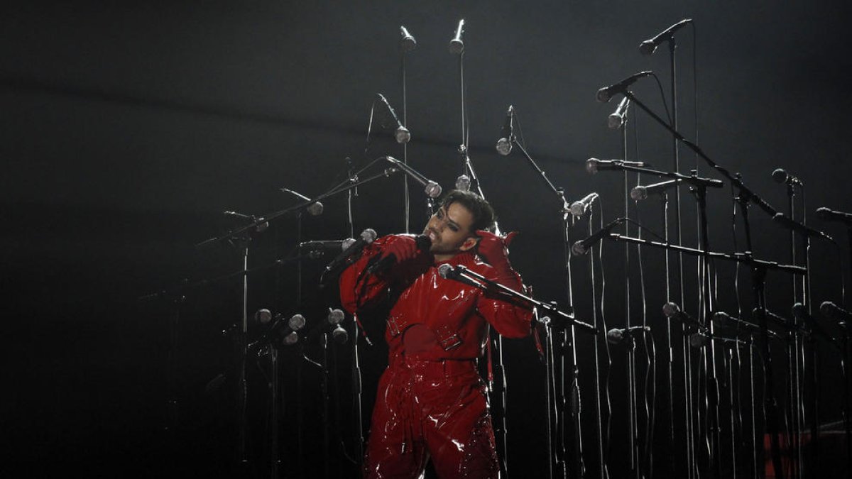 Un momento de la actuación de Agoney en la primera semifinal del Benidorm Fest.