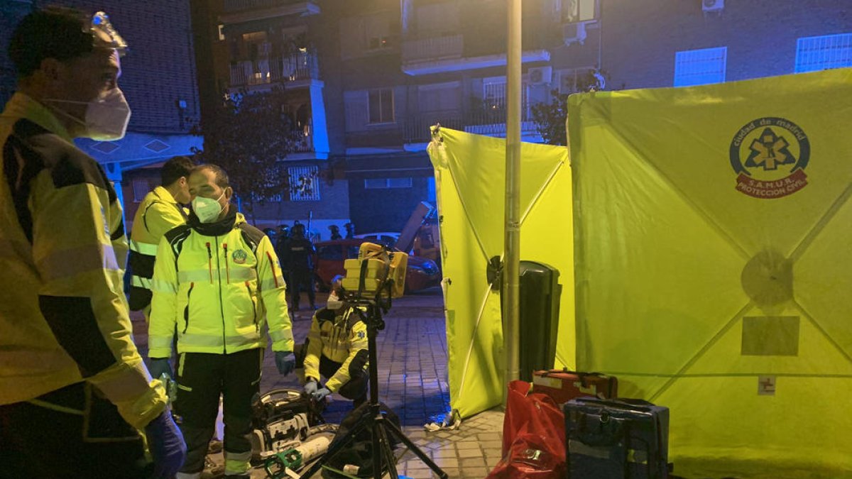 Parametges atenen els dos joves al lloc del tiroteig.