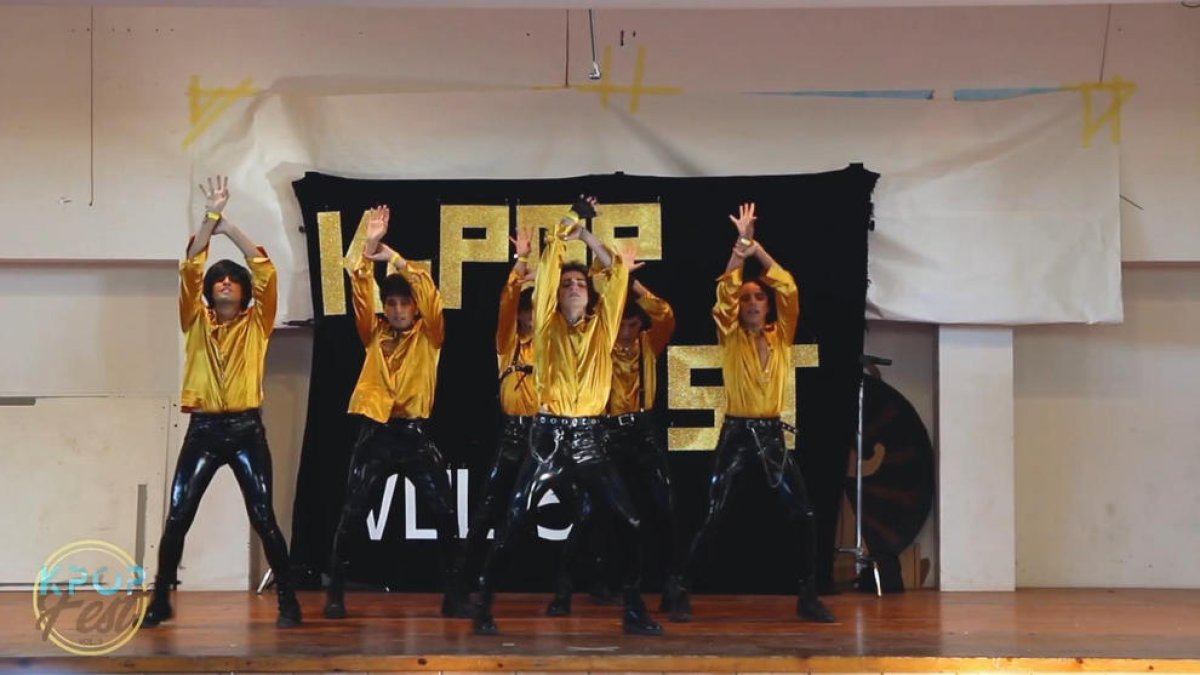 Un grup de ball durant un dels concursos organitzats per Dream Korea Lleida.