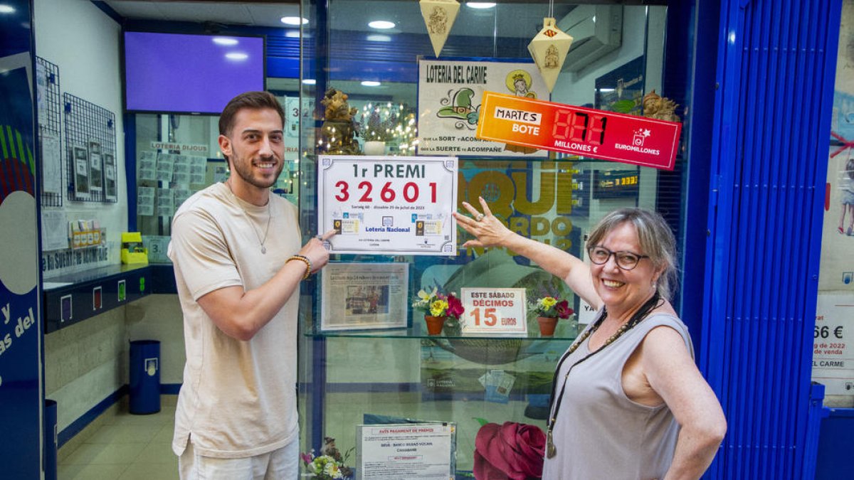 Albert Ybarz y Ana Estany posan ayer con el número ganador del primer premio de la Lotería Nacional.
