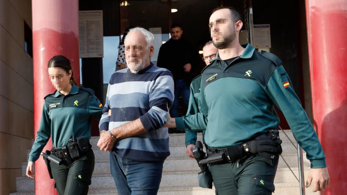 L’acusat del crim, al sortir del jutjat de guàrdia.