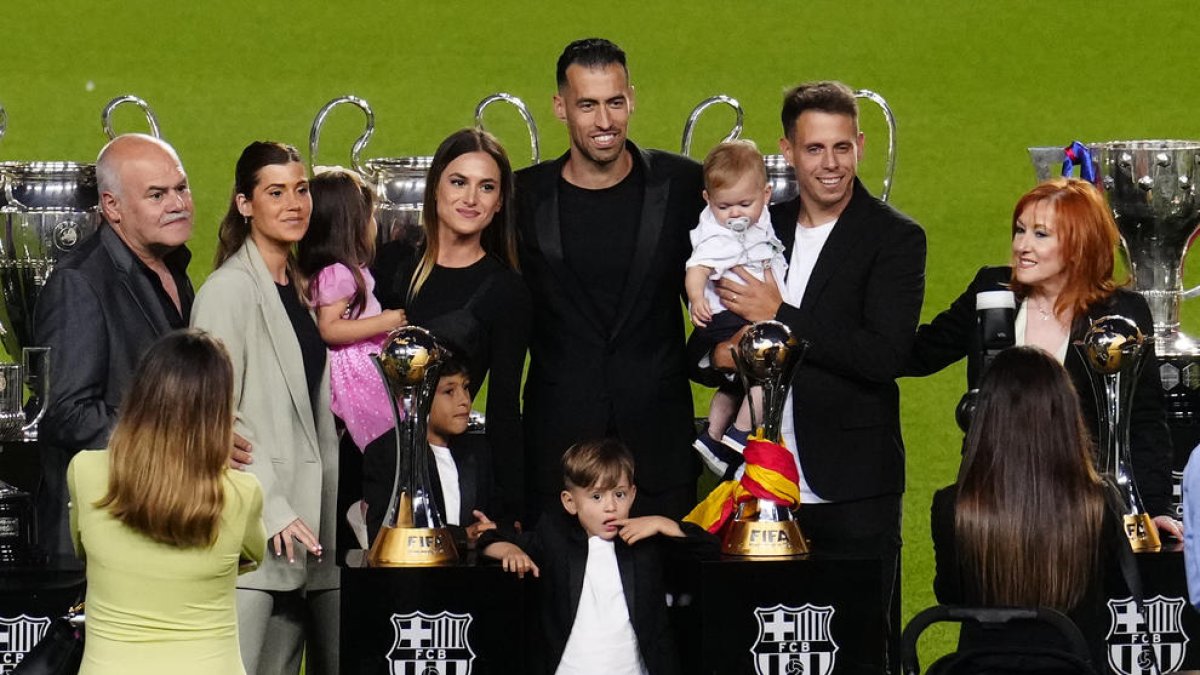 Sergio Busquets, acompañado por su familia durante el acto de despedida de ayer en el Camp Nou.