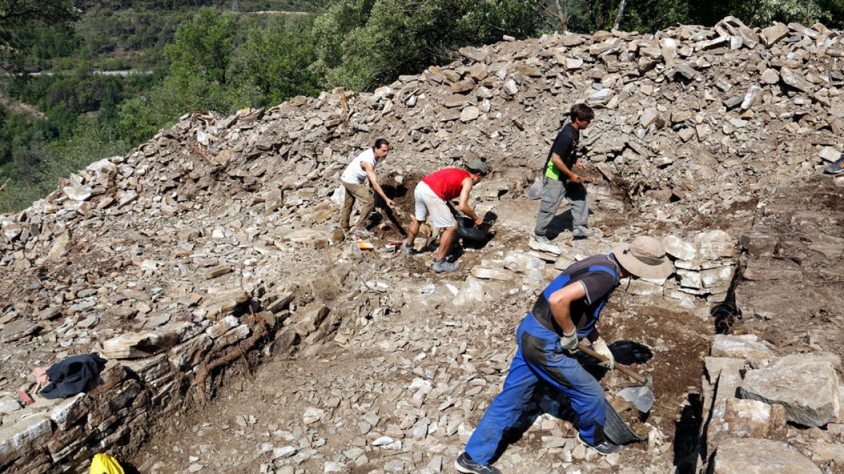 Arqueólogos durante los trabajos de excavación llevados a cabo en Pui de la Pobla de Segur.