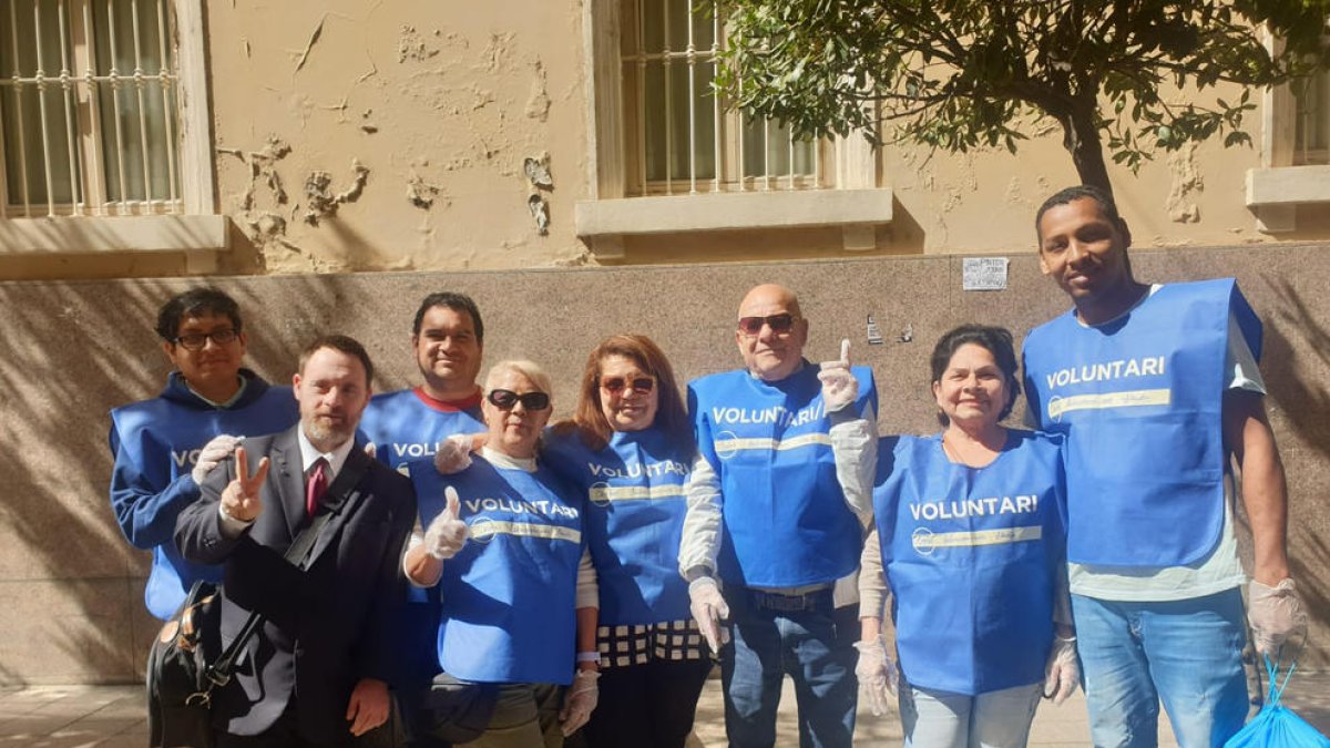 Voluntarios del Centro Latinoamericano recogen colillas en el Eix Comercial