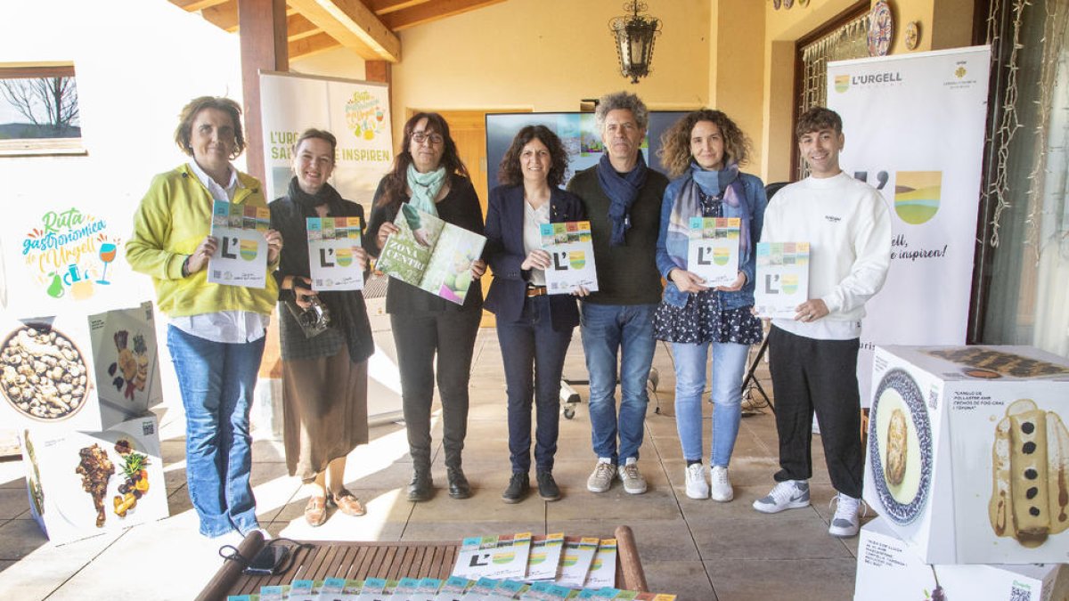 Restauradors i productors en la presentació ahir del catàleg al consell comarcal de l’Urgell.