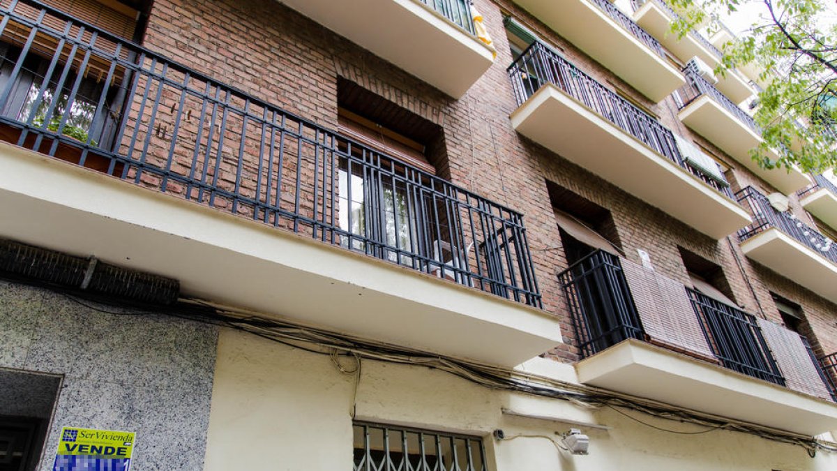 Imagen de un cartel de ‘Vende’ de una inmobiliaria en un edificio.