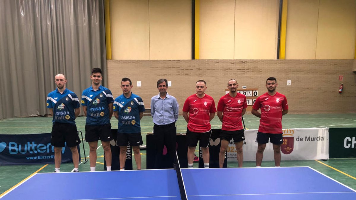 Los jugadores de ambos equipos, antes de la disputa del partido en Murcia.