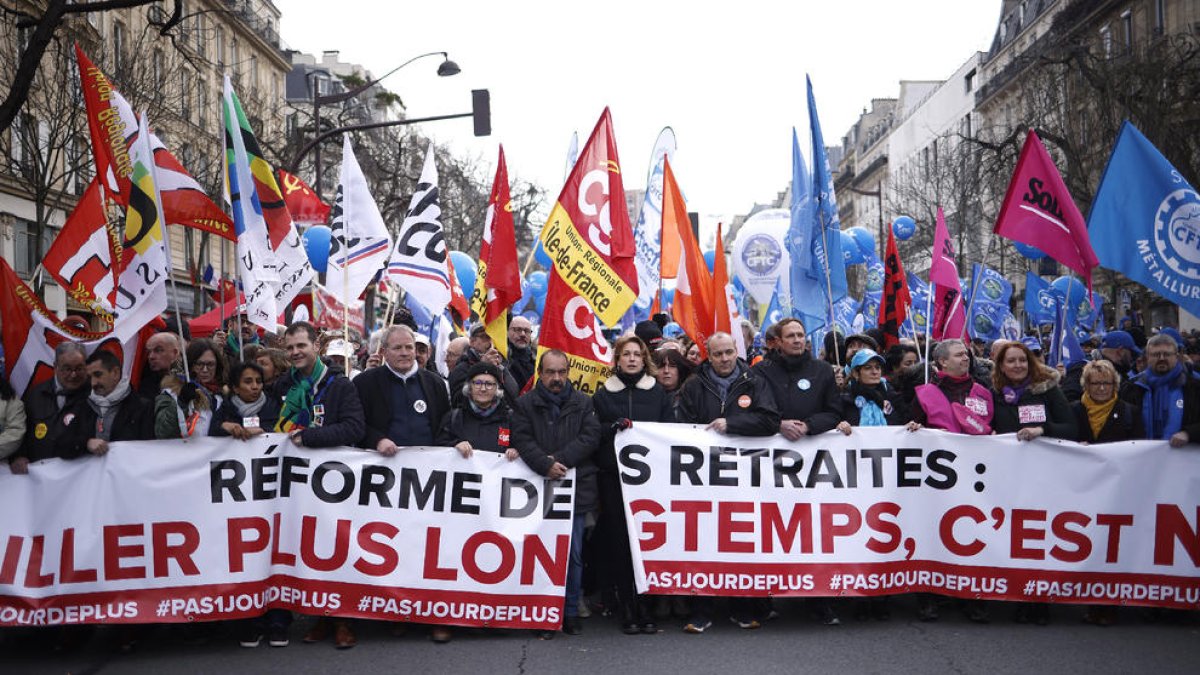 Líders de sindicats al capdavant d’una marxa a París.