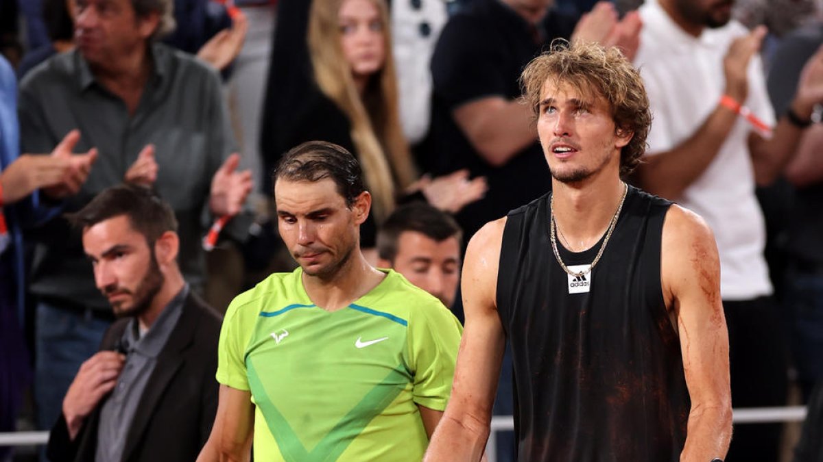 Zverev, con muletas, junto a Nadal tras lesionarse ayer.