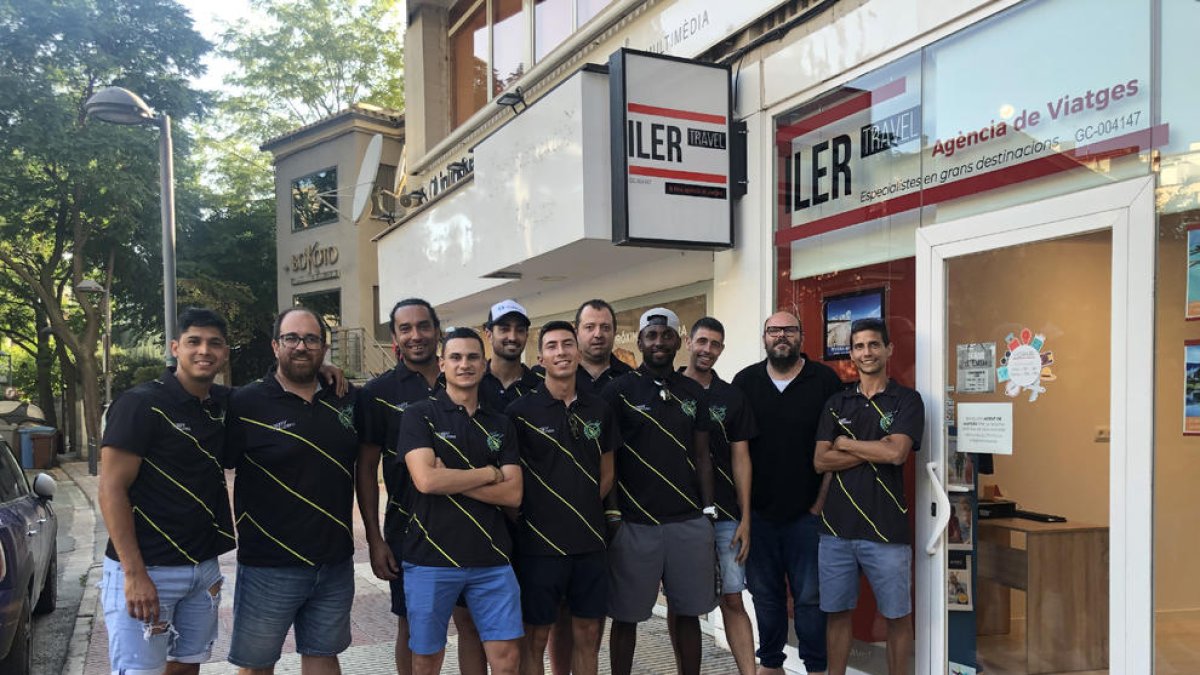 Membres del Rodi Balàfia Vòlei, al costat d’una oficina d’Ilertravel, nou patrocinador del club.