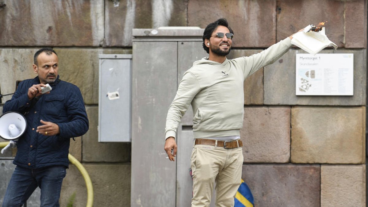 Un refugiat iraquià va cremar i va trepitjar de nou un exemplar de l’Alcorà a Estocolm.