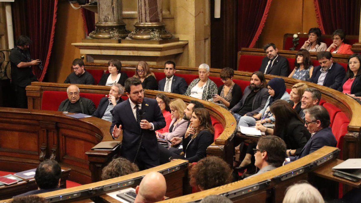 El president Pere Aragonès se dirige al líder del PSC, Salvador Illa, en el pleno del Parlament.