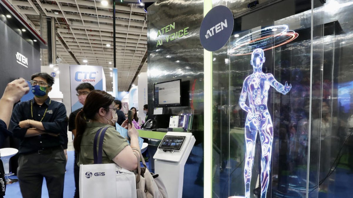 Visitants interactuen amb la computadora de veu d’intel·ligència artificial en el Computex 2023.