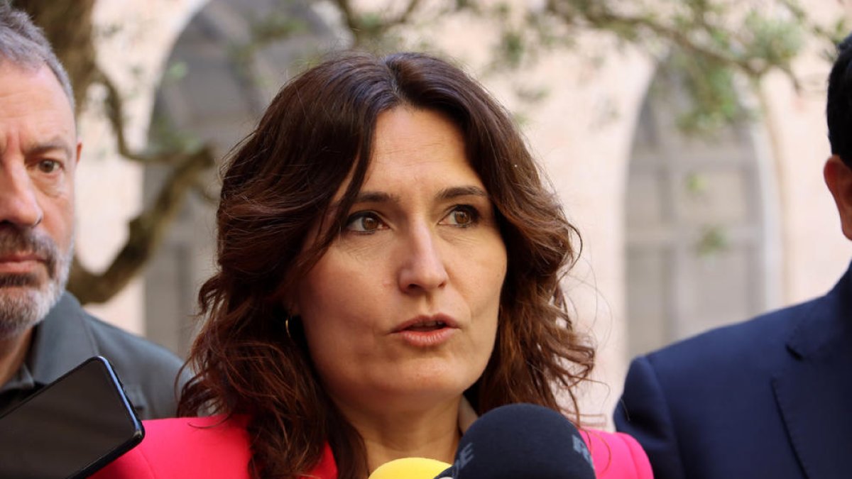 La consellera de la Presidencia, Laura Vilagrà, atendiendo ayer a los medios en Montserrat.