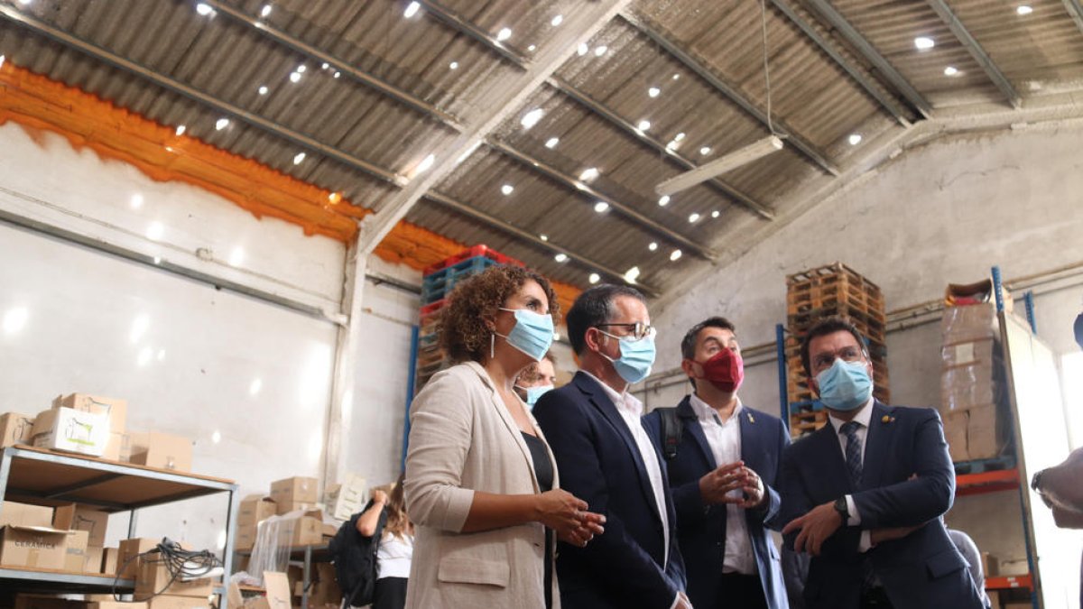 Aragonès visita una fàbrica afectada per la pedra a Girona.