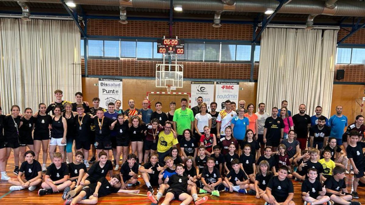 Jugadores de la base, padres y madres de estos y técnicos del Lleida Handbol la pasada semana.