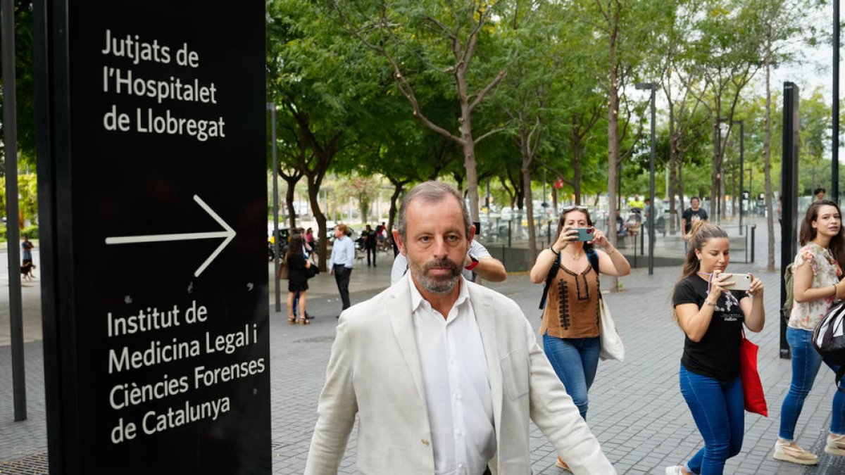 El expresidente del F.C Barcelona Sandro Rosell, a las puertas del juzgado de Barcelona en septiembre.