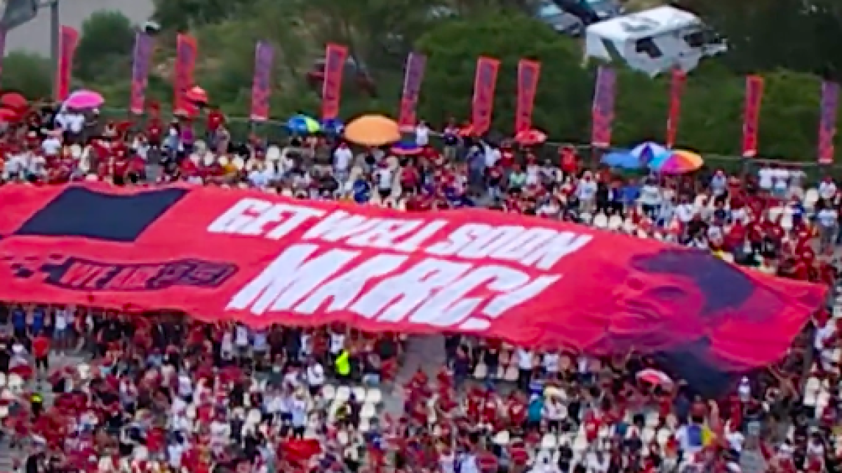 El club de fans de Marc Márquez, pilot absent a Jerez per lesió, mostra una pancarta de suport.