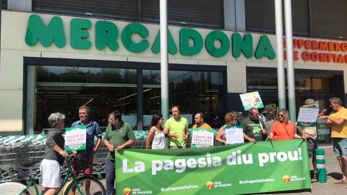 Ganaderos protestando frente a un supermercado por el bajo precio de la leche.