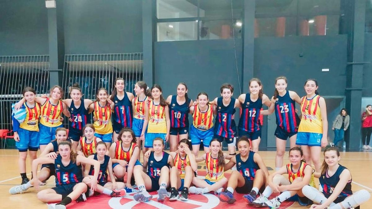 Las jugadoras del Sedis, en una foto de familia junto a las del Barça.