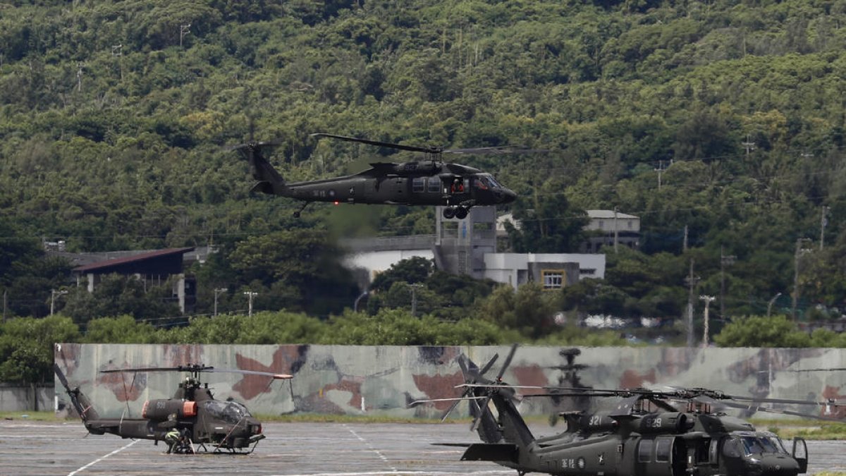Helicòpters de combat de Taiwan durant les maniobres.