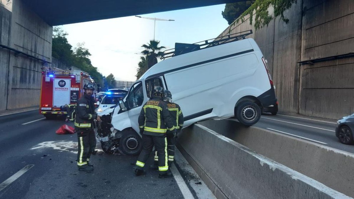Una furgoneta quedó suspendida en la meridiana tras colisionar.