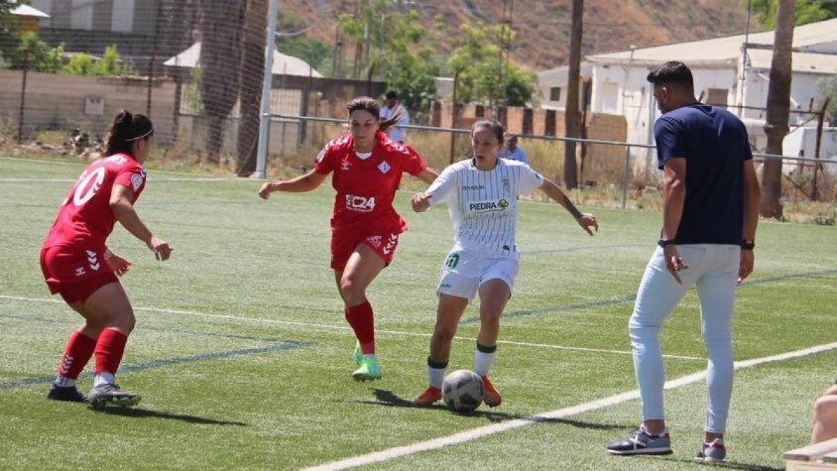 Elisa Tomé, en un partido de la pasada temporada ante el AEM.