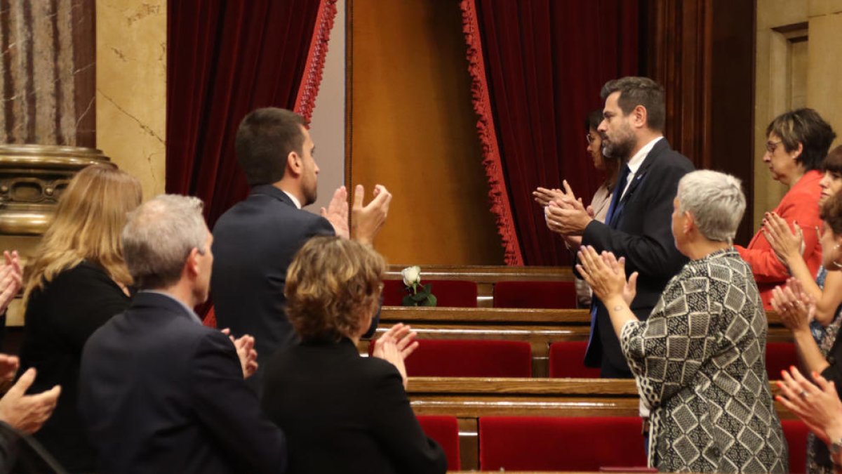 Una rosa blanca a l’escó que ocupava Antoni Flores.