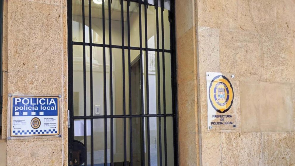 L’entrada a la seu de la policia local de Mollerussa.