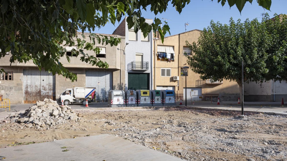 Les obres a la plaça Francesc Macià d’Aitona.